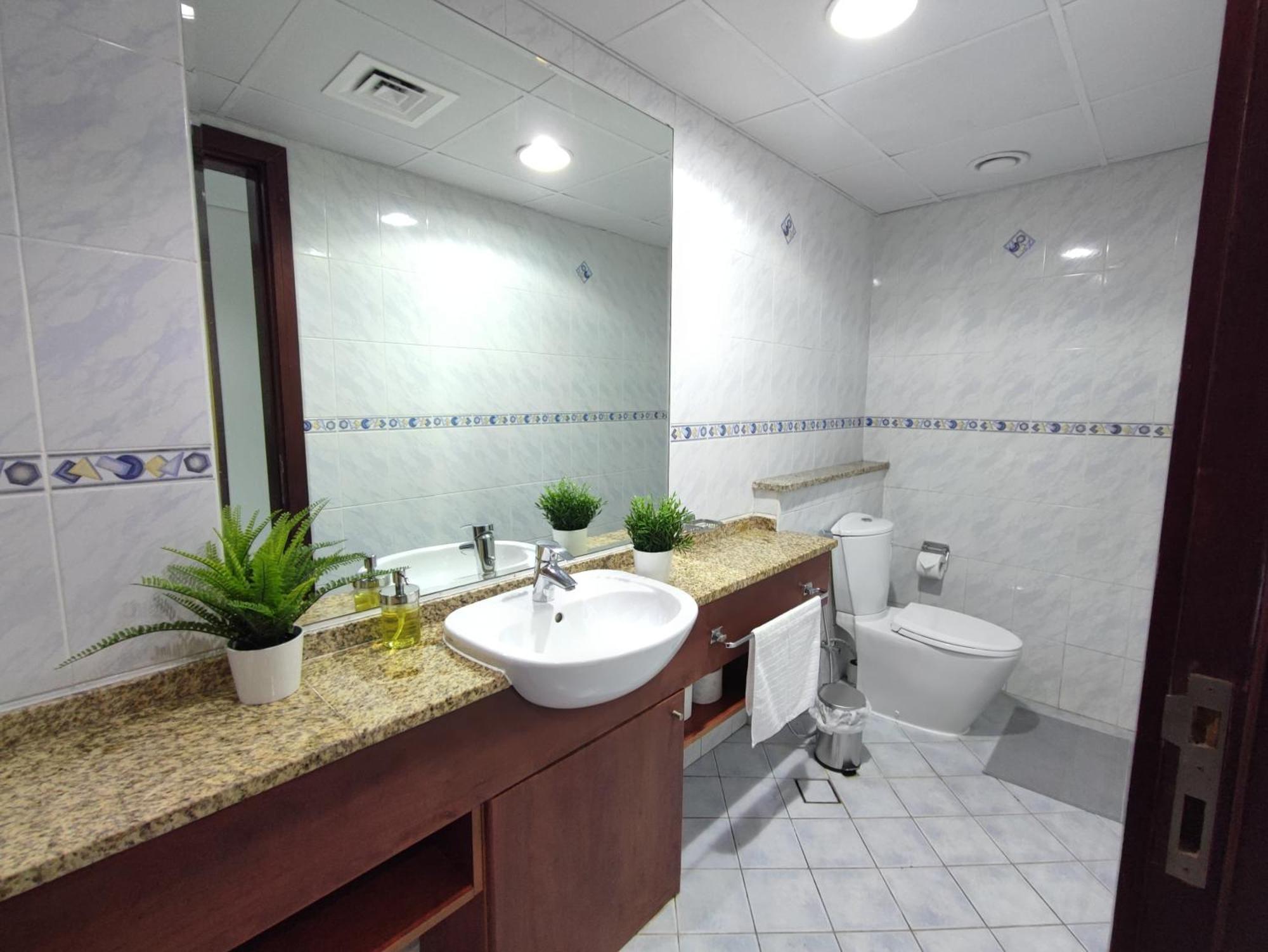 One Bedroom Apartment With Pool & Gym Near Marina Dubái Exterior foto