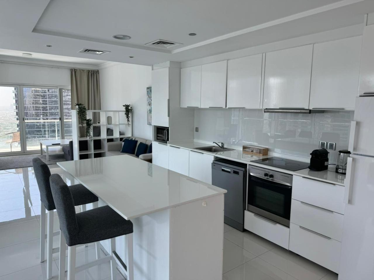 One Bedroom Apartment With Pool & Gym Near Marina Dubái Exterior foto